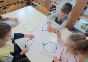 dzieci rysują jabłko