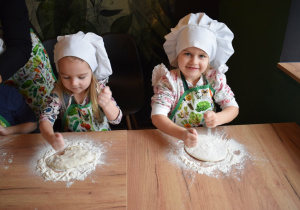 dziewczynki sypia mąkę