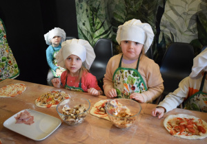 dzieci prezentują wykonane pizzę