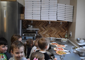 przedszkolaki zwiedzają pizzerię ze strony zaplecza