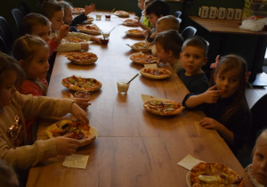 przedszkolaki ze swoimi upieczonymi pizzami