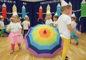 Dzieci tańczą z parasolami 