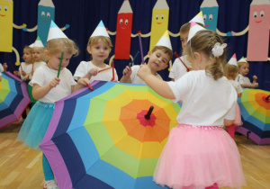 Dzieci tańczą z parasolami 1