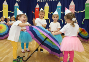 Dzieci tańczą z parasolami 2