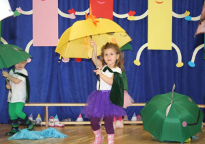 Dziewczynka tańczy z parasolem 