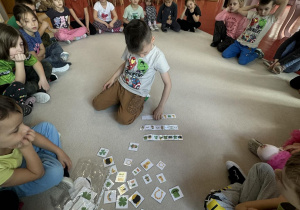 dzieci układaja karty