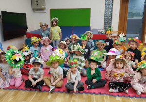 dzieci prezentują się w swoich kapeluszach