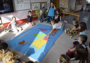 dziewczynka pokazuje Europę na mapie