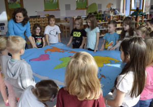 dzieci trzymają mapę świata