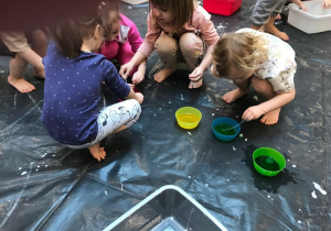 Dzieci nabierają barwniki za pomocą pipetki
