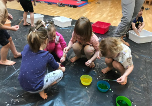 Dzieci nabierają barwniki za pomocą pipetki2
