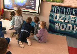 Dzieci oglądają film o wodzie