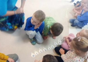 dzieci tworzą hasło z kropel