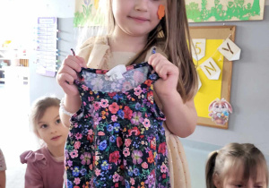 Julia pokazuje swoją sukieneczkę z dzieciństwa