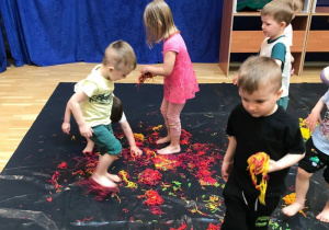 Dzieci bawią się kolorowym makaronem