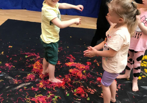 Dzieci brudzą się w kolorowym makaronie