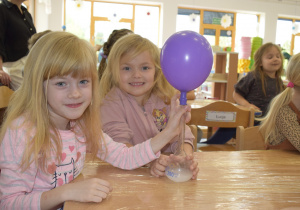 dziewczynki pokazują balon