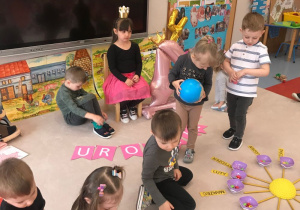 Dzieci układają urodzinowe słoneczko