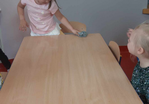 dziewczynka wyciera stolik