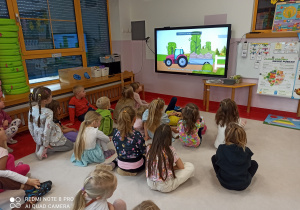 dzieci oglądają film o produktach ekologicznych