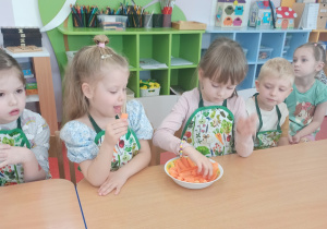 dziewczynki jedzą zdrowe marchewki