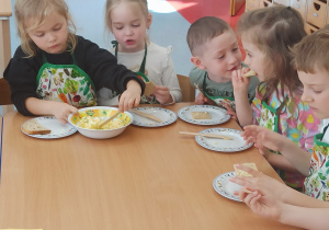 dzieci jedzą chleb z pastą jajeczną
