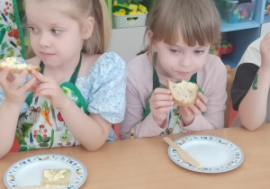 dziewczynki jedzą chleb z pastą jajeczną