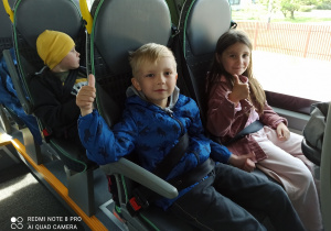 dzieci siedzą w autobusie