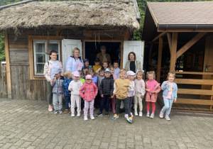 Pamiątkowa fotografia na tle skansenu