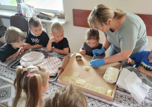 pani nakłada ser na krążek z ciasta