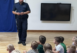 pan policjant opowiada przedszkolakom o bezpieczeństwie podczas jazdy na rowerze