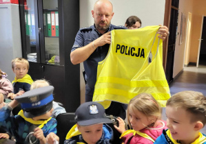 pan policjant opowiada o bezpieczeństwie na ulicy