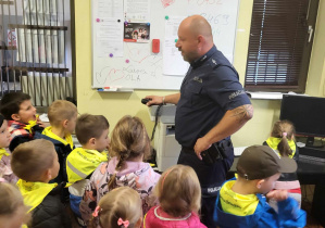 dzieci słuchają pana policjanta