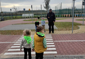 Dzieci ćwiczą rozgladanie się