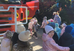 dzieci ustawiają się na parkingu