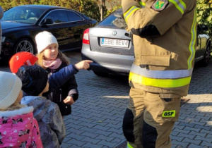 dzieci rozmawiają ze strażakiem