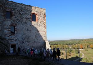 dzieci wchodzą do zamku