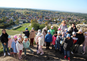 dzieci stoją na skale