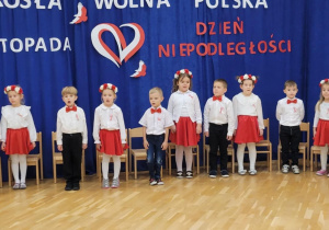 dzieci śpiewają hymn Polski