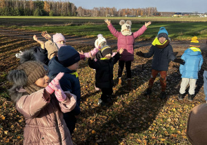 Dzieci ćwiczą na świeżym powietrzu