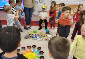 wszyscy śpiewają Witusiowi Sto lat!