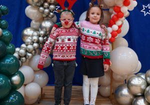 dzieci pozują przed ścianką balonową