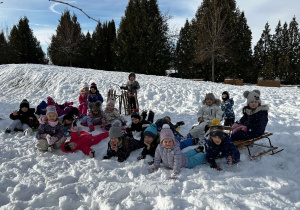 Grupowe zdjęcie na śniegu