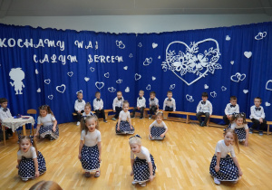 dziewczynki tańczą przy muzyce