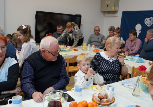 babcie i dziadkowie podczas poczęstunku