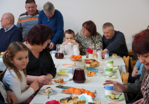 babcie i dziadkowie podczas poczęstunku