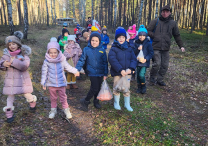 przedszkolaki trzymają smakołyki dla zwierząt leśnych