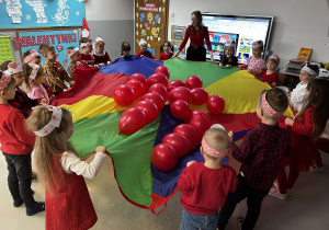 Zabawa z chustą animacyjną i balonami