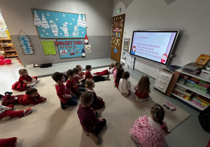 Dzieci oglądają film edukacyjny