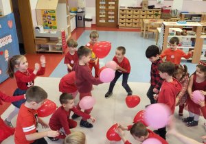 przedszkolaki odbijają balony przeciwników